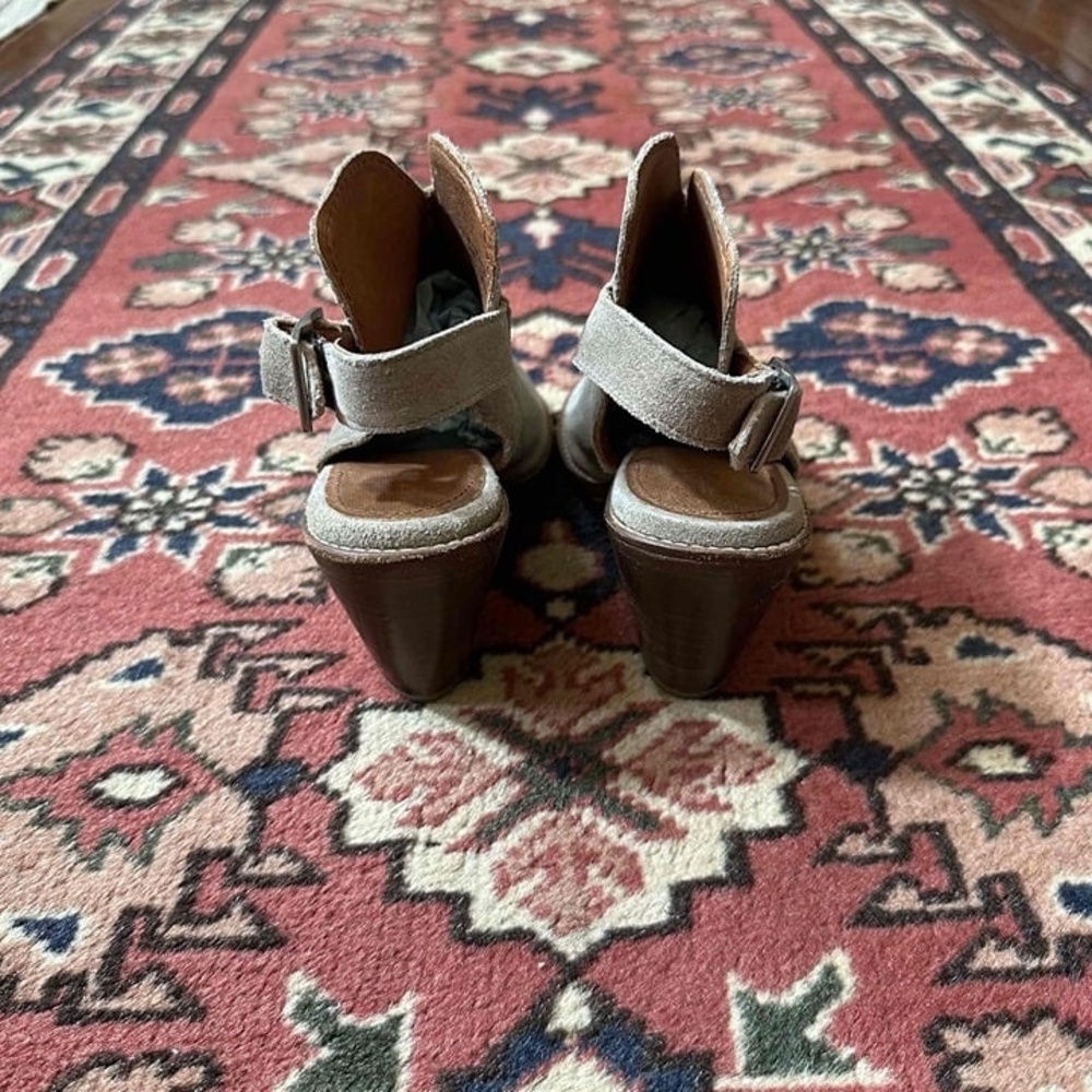 Frye Tan Suede Peep Toe Slingback Buckle Strap Ankle Bootie Heels Size 6 - Picture 14 of 16